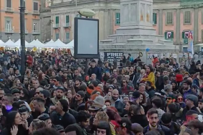 İtalya’da binlerce kişi ‘rave karşıtı’ yasal düzenlemeyi protesto için sokaklara döküldü