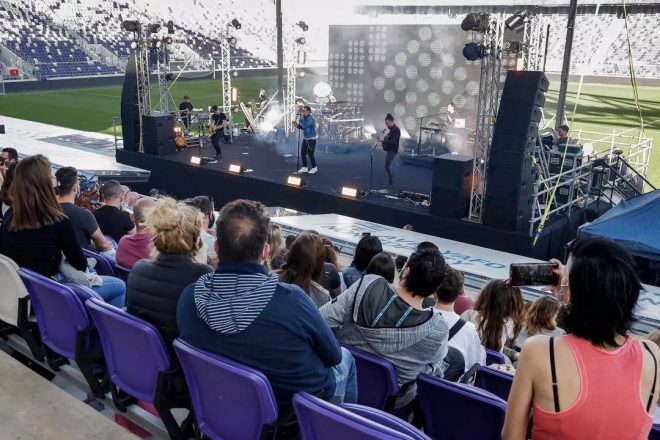İsrail’de aşıları tamamlanan müzikseverler konserlere katılabiliyor