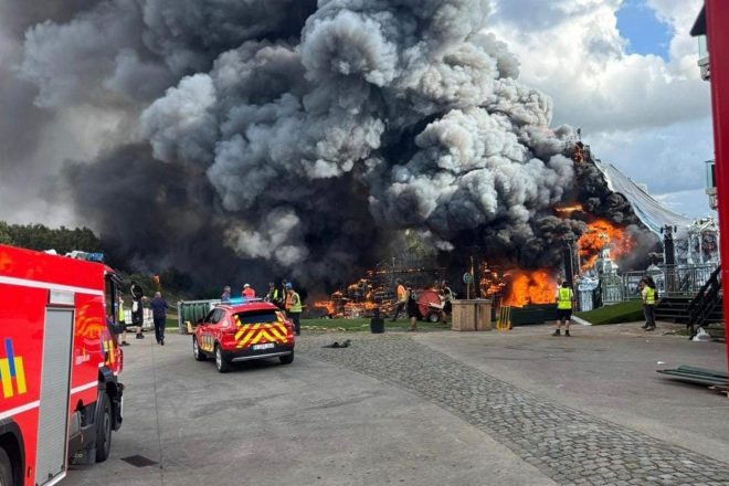 Tomorrowland ana sahne alevlere teslim oldu