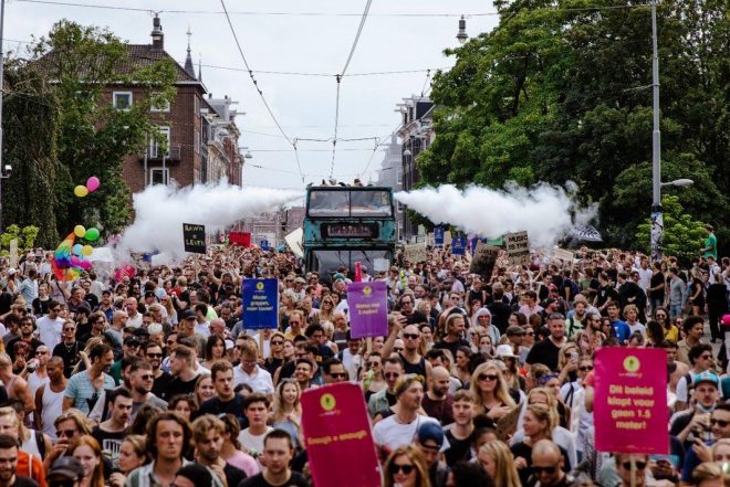 Hollanda etkinlik yasaklarının uzatılmasını protesto etti
